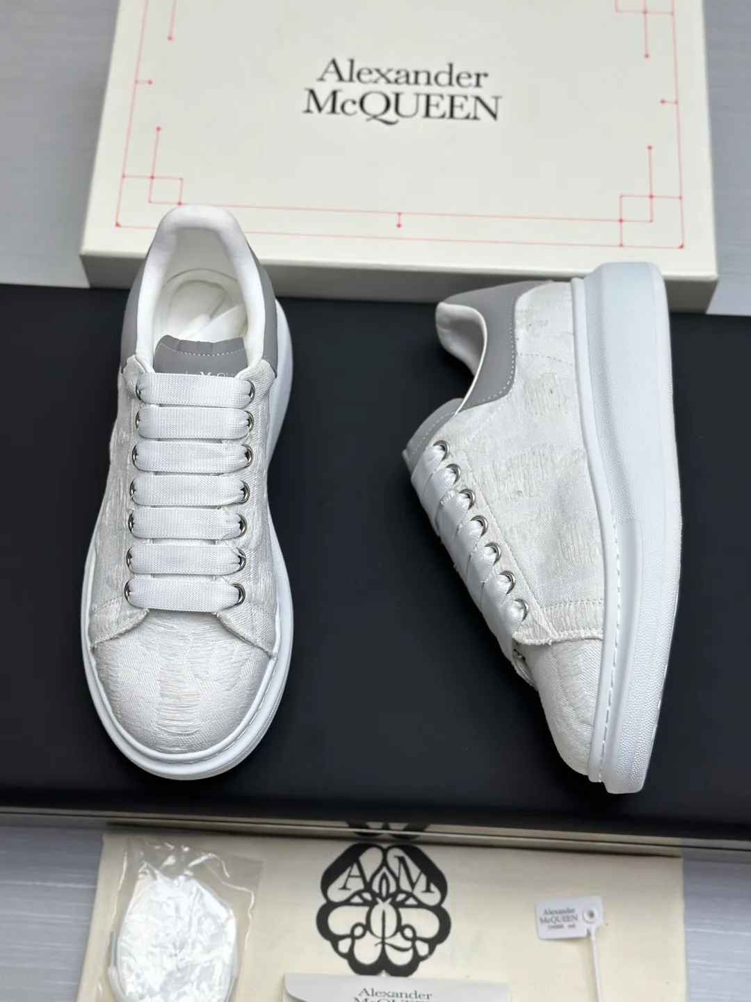 👟👟Ex-factory price 600👟👟 (🥇Top version produced in Dongguan🥇) A new upgrade of the classic McQueen white shoes. This upgrade of McQueen, which has been done for 4 consecutive years, will definitely bring you the most cost-effective ALEXANDER MCQUEEN classic in the market. If you are not confident about the quality of such a classic and world-destroying model, there is really no need to put it on the table🔙.  Purchased original version from HK counter, various demolitions.  All kinds of PKs are welcome💥.  (Anyone who has the original version at the stall is welcome🆚) The thick sole perfectly increases the elongated visual effect. The most perfect proportion of the shoe body is this last shape. The logo font on the rear tail is printed in small fonts. The logo on the foot is made of genuine leather with air-pressed colorless process. We will always update the color with the counter. 🔘Upper: genuine customized environmentally friendly full-grain cowhide 🔘Inner lining: imported mixed sheepskin (the genuine product is also sheepskin, not the cheap cowhide on the market) 🔘Sole: Exclusive molded TPU➕rubber injection molded layered outsole, (purple tail, pink tail, red tail, burgundy tail, rose gold tail sequin series, Velcro men's model needs to be customized, non-returnable) 🔘Code number 34-44 (women's size 34.40 is custom-made).